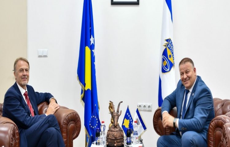 Ambasadori i BE-së viziton Policinë e Kosovës, diskutohet për siguri