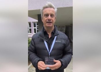 Ambasadori britanik viziton qendrat e votimit në veri të vendit