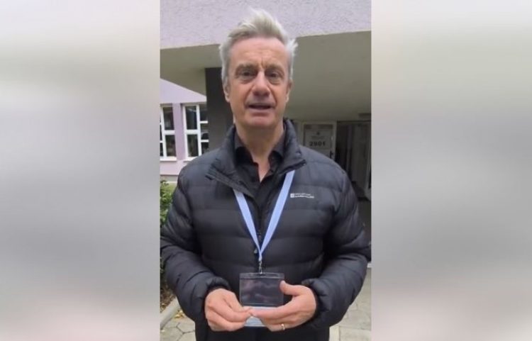 Ambasadori britanik viziton qendrat e votimit në veri të vendit