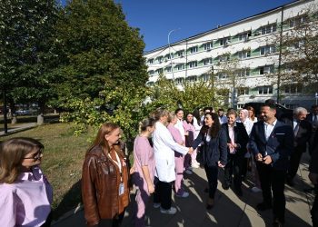 Presidentja dhuron 640 pakot onkologjike për gratë me k@ncer të gjirit