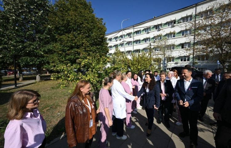 Presidentja dhuron 640 pakot onkologjike për gratë me k@ncer të gjirit