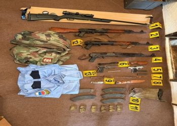 Policia në Leposaviq gjen ar*më, mu*nicion, uniforma dhe pajisje të tjera