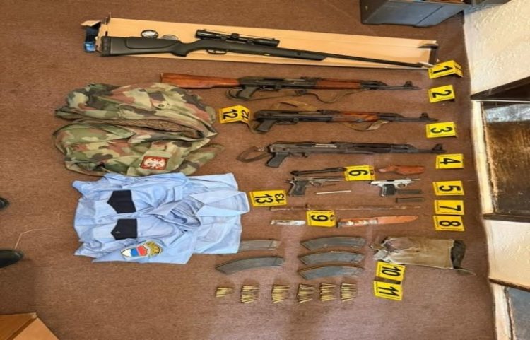 Policia në Leposaviq gjen ar*më, mu*nicion, uniforma dhe pajisje të tjera