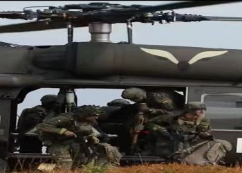 Ushtarët e KFOR-it bëjnë stërvitje me helikopterët “Black Hawk”