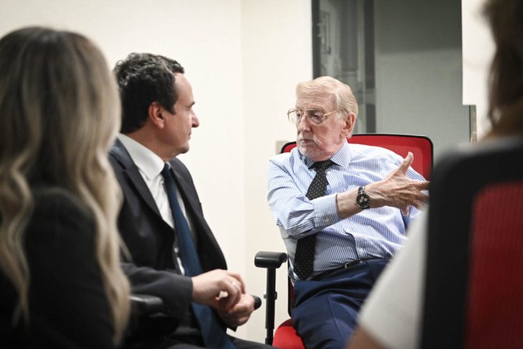 Kurti bashkëbisedoi me profesionistë të diasporës në Washington