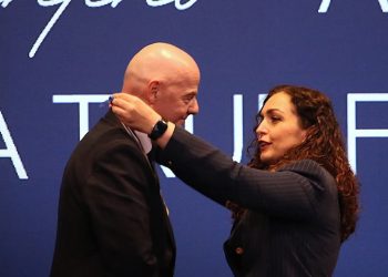 “Këtë medalje dua t’ia dedikoj mikut tim Fadil Vokrrit”, Presidenti i FIFA-s Gianni Infantino dekorohet nga Osmani