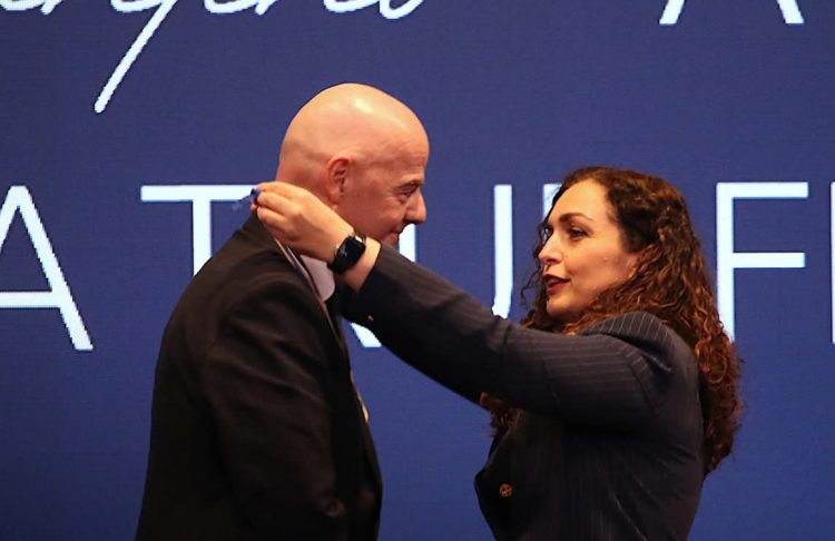 “Këtë medalje dua t’ia dedikoj mikut tim Fadil Vokrrit”, Presidenti i FIFA-s Gianni Infantino dekorohet nga Osmani