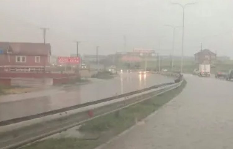 Policia apelon për kujdes të shtuar gjatë ngasjes në kushte shiu