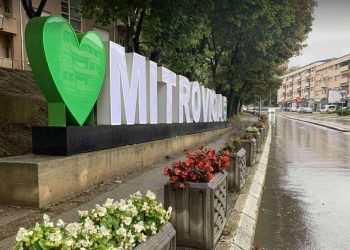 Hiqen shkronjat cirilike të simbolit të qytetit në Mitrovicën e Veriut