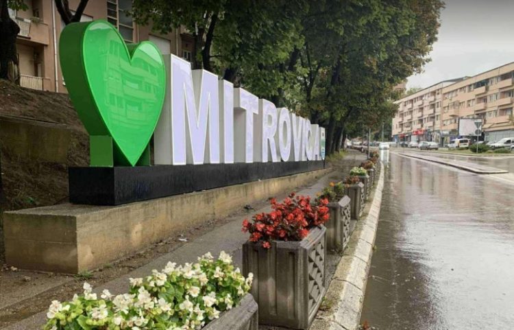 Hiqen shkronjat cirilike të simbolit të qytetit në Mitrovicën e Veriut