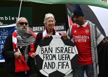 Protestë jashtë stadiumit Wembley në Londër, kërkohet përjashtimi i Izraelit nga UEFA dhe FIFA