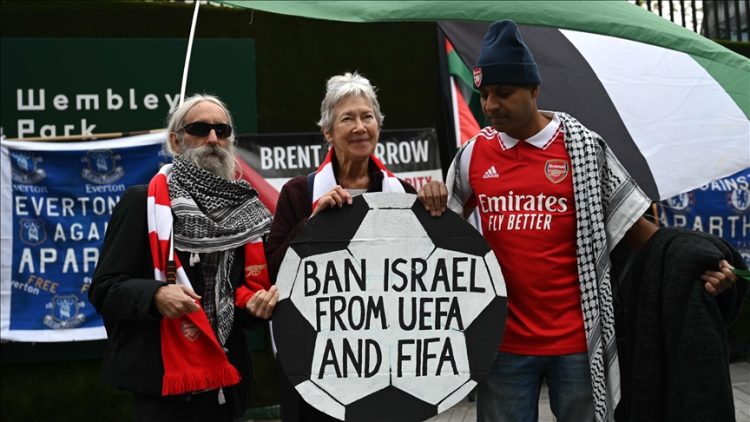 Protestë jashtë stadiumit Wembley në Londër, kërkohet përjashtimi i Izraelit nga UEFA dhe FIFA