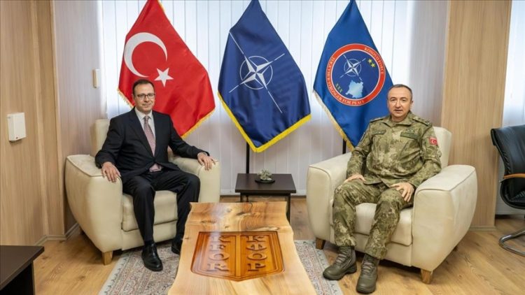 Komandanti i KFOR-it priti në takim ambasadorin e Turqisë në Kosovë