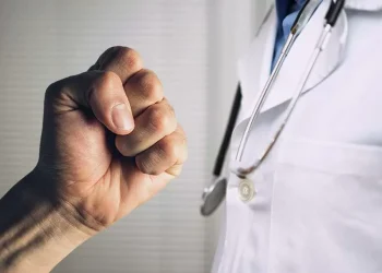 Sulmohet një person zyrtar i emergjencës në Mitrovicë