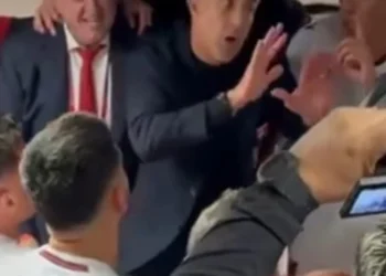 Publikohet festa e ‘çmendur’ e Shqipërisë në dhomat e zhveshjes pas fitores historike ndaj Serbisë