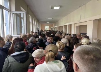 Qytetarë të shumtë serbë votojnë të organizuar nga Lista Serbe