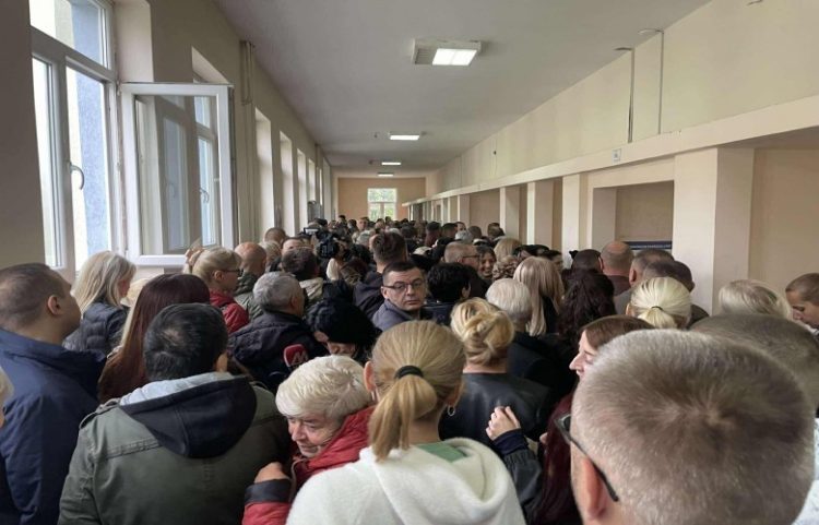 Qytetarë të shumtë serbë votojnë të organizuar nga Lista Serbe