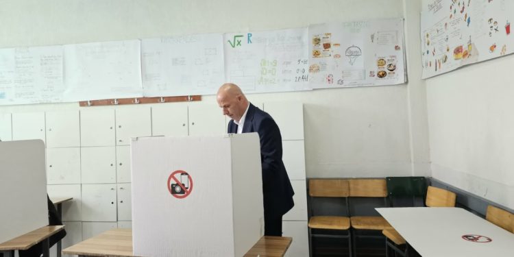 Lladrovci uron për proces të qetë, thotë se disa probleme të vogla kanë filluar