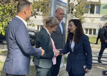Presidentja viziton Onkologjinë, dhuron proteza të gjirit për gratë e prekura nga kanceri