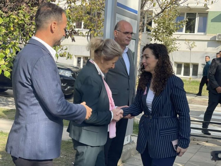 Presidentja viziton Onkologjinë, dhuron proteza të gjirit për gratë e prekura nga kanceri