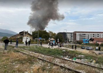 Zjarr i madh në afërsi të stacionit hekurudhor në Pejë