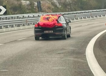 Me flamujt kuq e zi dhe simbolet e UÇK-së, veturat nga Kosova nisen për në Shqipëri