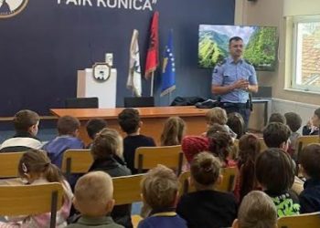 Policia me ligjërata nëpër shkollat e Prishtinës