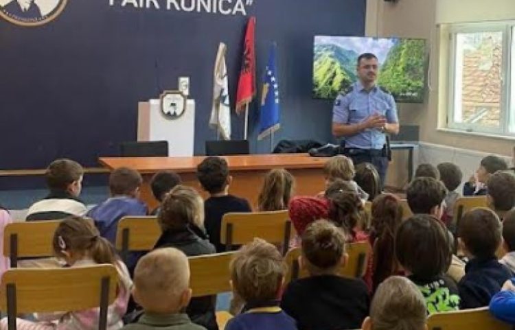 Policia me ligjërata nëpër shkollat e Prishtinës