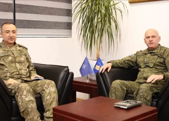 Komandanti i KFOR-it, Ulutaş, bisedoi me autoritetet kosovare për automjetetet e FSK-së në veri