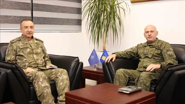 Komandanti i KFOR-it, Ulutaş, bisedoi me autoritetet kosovare për automjetetet e FSK-së në veri
