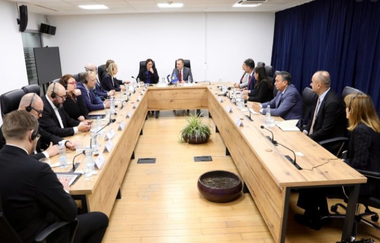 Sallahu pret në takim deputetë nga Komisioni i Ligjeve të Finlandës