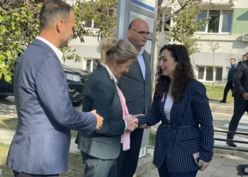 Presidentja Osmani dhuron proteza të gjirit për gratë e prekura nga kanceri