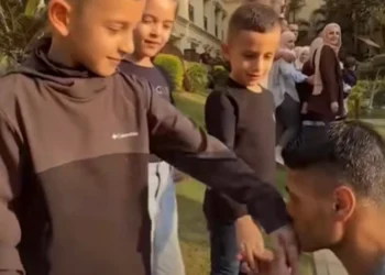 Palestinezi lirohet nga burgu pas 30 vitesh, sheh fëmijë për herë të parë