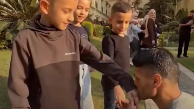 Palestinezi lirohet nga burgu pas 30 vitesh, sheh fëmijë për herë të parë