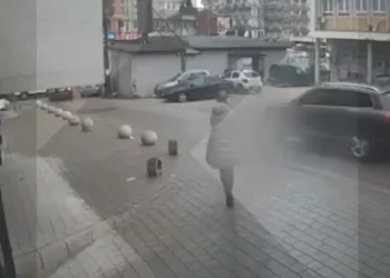 Del nga garazhi me kallashnikov dhe qëllon drejt viktimave – pamje të reja nga plagosja në Pejë