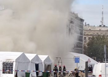 Zjarr dhe të shtëna pranë Kuvendit të Serbisë, një i plagosur