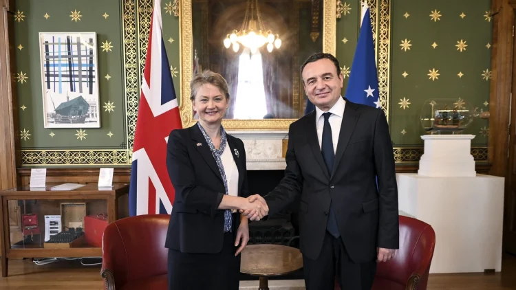 Kryeministri Kurti takon sekretaren britanike: Partneriteti me Mbretërinë e Bashkuar është kyç për t’u mbrojtur nga lufta hibride e Rusisë