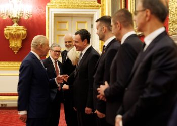 Kryeministri Kurti merr pjesë në pritjen mbretërore të Mbretit Charles III në Londër