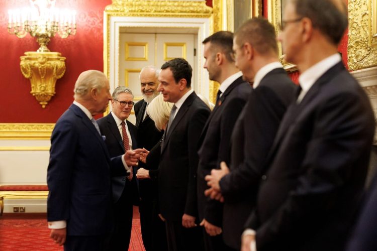Kryeministri Kurti merr pjesë në pritjen mbretërore të Mbretit Charles III në Londër