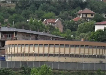 Policia gjen marihuanë, pranë mureve të qendrës së paraburgimit në Mitrovicë të Veriut