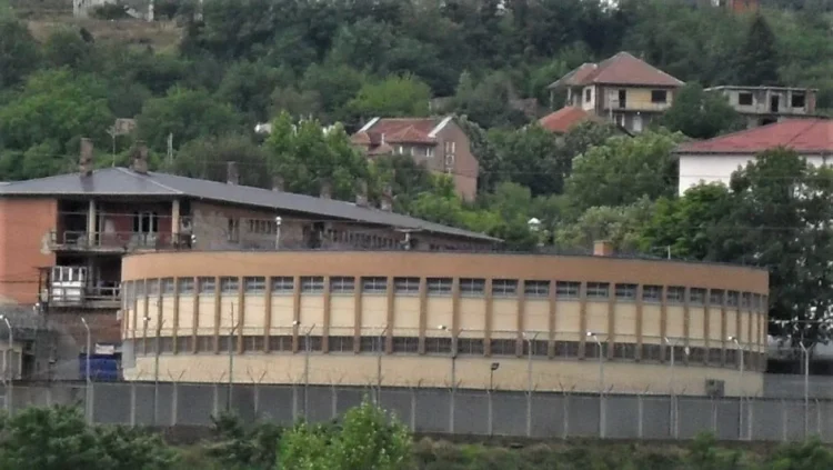 Policia gjen marihuanë, pranë mureve të qendrës së paraburgimit në Mitrovicë të Veriut