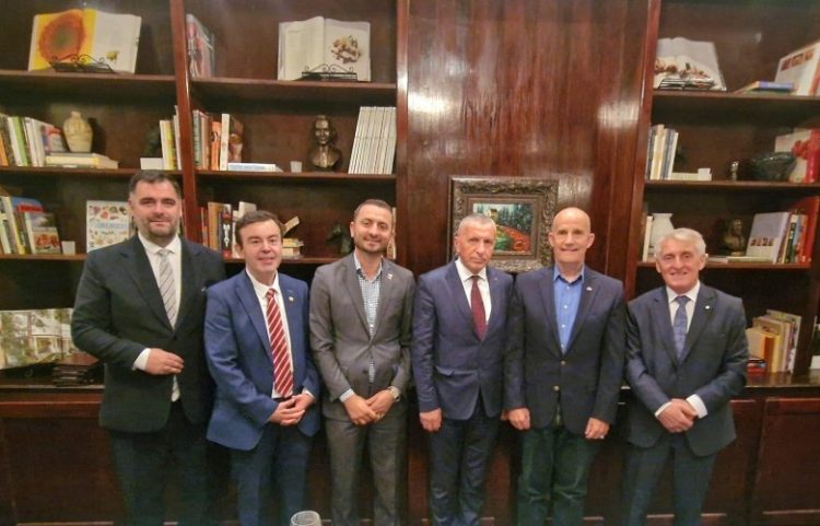 Kamberi në SHBA: T’i jepet fund diskriminimit ndaj shqiptarëve të Luginës