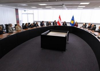 Kurti pret austriakët në krye me politikanin Hochtl e eurodeputetin Mandl