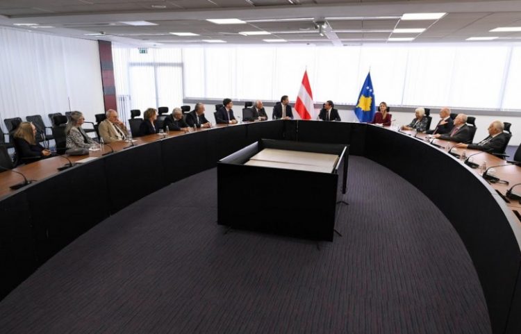 Kurti pret austriakët në krye me politikanin Hochtl e eurodeputetin Mandl