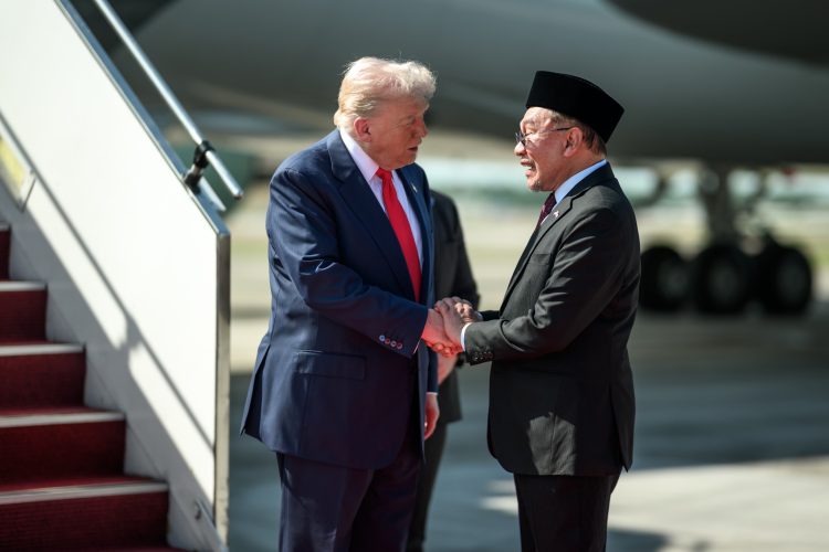 Trump mbërrin në Malajzi, nis udhëtimin historik në Azi