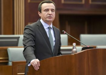Kurti “lut” deputetët t’ia votojnë Qeverinë për interes të shtetit