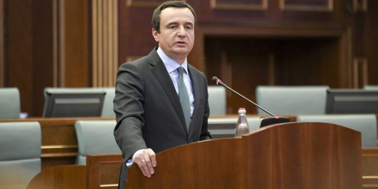 Kurti “lut” deputetët t’ia votojnë Qeverinë për interes të shtetit