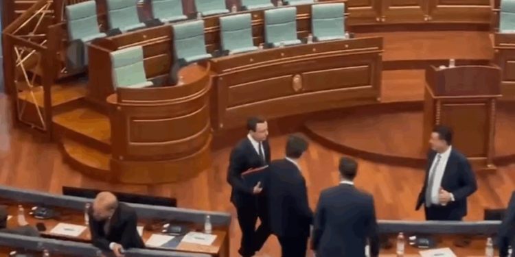 Kurti arrin në Kuvend