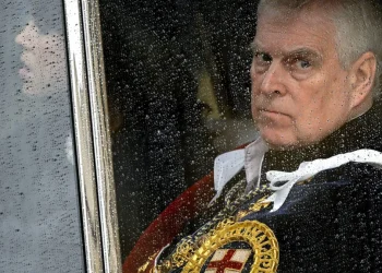 Mbreti Charles ia heq vëllait të tij, Andrew, titujt dhe e largon nga rezidenca