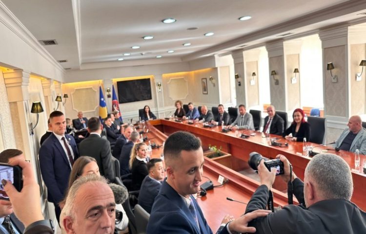 Liderët e partive në takim me presidenten Osmani